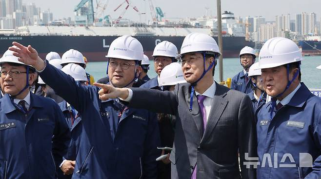 [울산=뉴시스] 최진석 기자 = 한덕수 대통령 권한대행 국무총리가 16일 HD현대중공업 울산 조선소에서 권오갑 회장과 정조대왕급 2번함 '다산정약용함'을 보고 있다. (대통령실통신사진기자단) 2025.04.16. myjs@newsis.com
