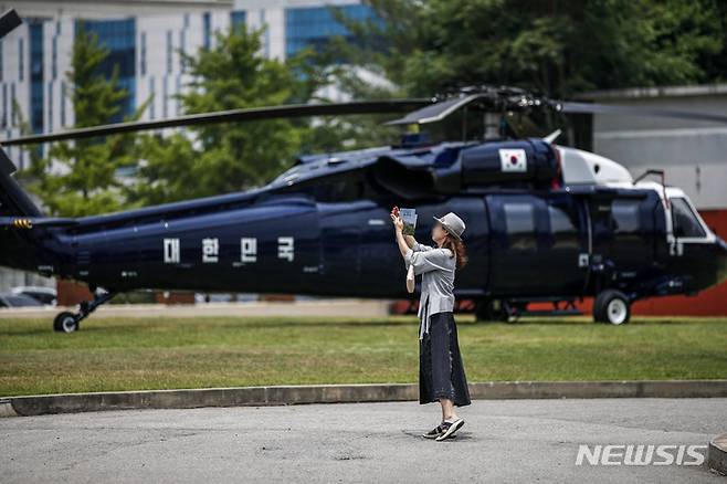 [서울=뉴시스] 정병혁 기자 = 대통령집무실 인근 용산공원이 시범개방된 10일 오전 서울 용산구 용산공원을 찾은 시민들이 대통령실 앞뜰에 공개된 경호장비들을 살펴보고 있다. 용산공원은 오는 19일까지  오전 9시부터 저녁 7시까지 매일 5차례로 나눠 1차례에 500명씩 하루 2500명의 관람객을 받는다. 2022.06.10. jhope@newsis.com