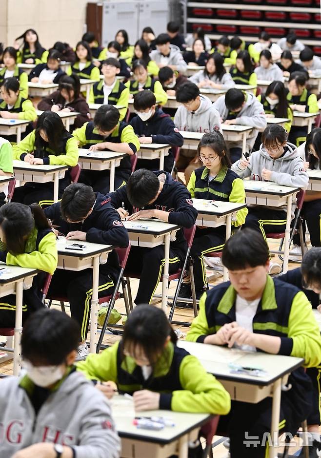 [화성=뉴시스] 김종택 기자 = 30일 경기 화성시 동탄국제고등학교에서 1학년 학생들이 1차 지필평가를 시험 감독이 없는 '무감독 양심 시험'으로 치르고 있다. 동탄국제고는 개교 이래 매년 학기별 1, 2차 중간고사를 학생들의 양심에 따라 무감독 시험으로 진행하고 있다. 2025.04.30. jtk@newsis.com
