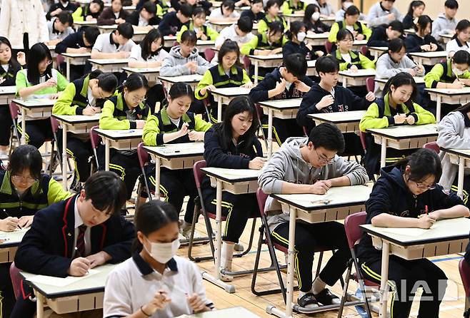 [화성=뉴시스] 김종택 기자 = 30일 경기 화성시 동탄국제고등학교에서 1학년 학생들이 1차 지필평가를 시험 감독이 없는 '무감독 양심 시험'으로 치르고 있다. 동탄국제고는 개교 이래 매년 학기별 1, 2차 중간고사를 학생들의 양심에 따라 무감독 시험으로 진행하고 있다. 2025.04.30. jtk@newsis.com