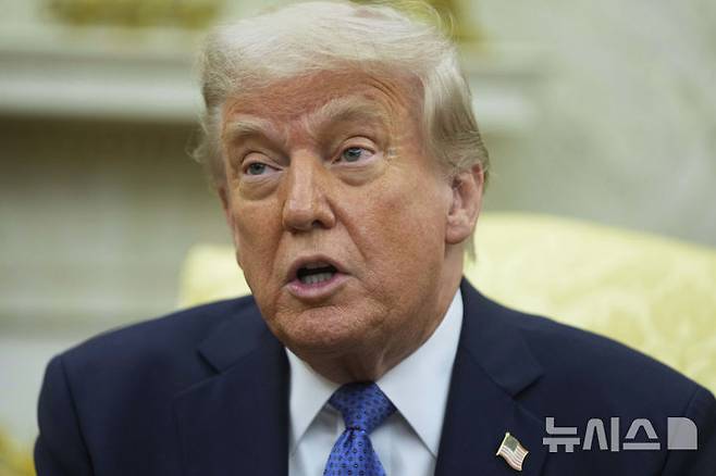 [워싱턴=AP/뉴시스] 29일(현지 시간) 월스트리트저널에 따르면 제너럴모터스(GM), 제트블루, 볼보, 스냅 등은 경제적 불확실성으로 실적을 예측하는 것이 무의미하다고 보고, 기존에 내놨던 올해 가이던스를 보류했다. 사진은 도널드 트럼프 미 대통령이 24일(현지시각) 백악관에서 요나스 가르 스퇴레 노르웨이 총리와 회담하면서 발언하고 있는 모습. 2025.4.30.