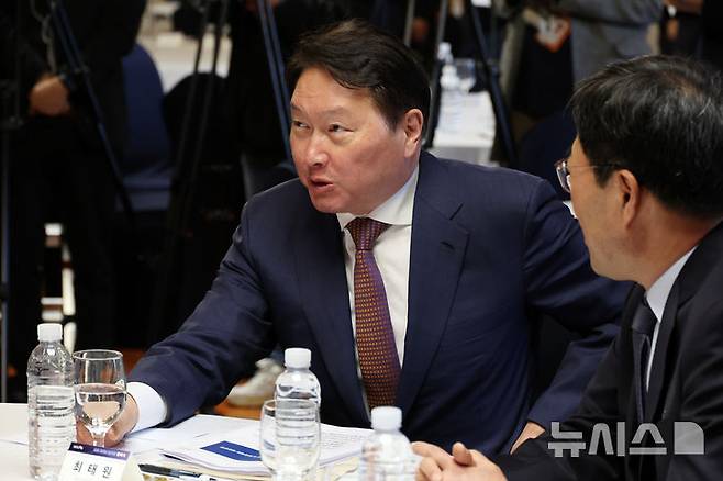 [서울=뉴시스] 조성우 기자 = 최태원(왼쪽) 대한상공회의소 회장이 22일 오전 서울 여의도 국회 사랑재에서 열린 국회 미래산업포럼 발족식에서 김기식 국회미래연구원장과 대화하고 있다. 2025.04.22. xconfind@newsis.com