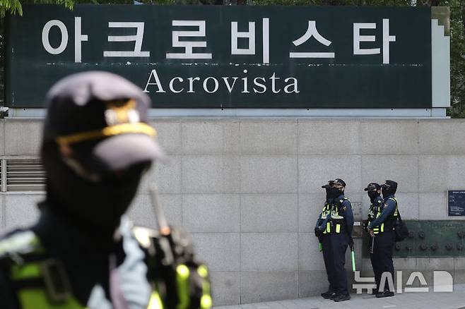 [서울=뉴시스] 최동준 기자 = 검찰이 윤석열 전 대통령 사저에 대한 압수수색에 착수한 30일 서울 서초동 아크로비스타에 경찰이 경계 근무를 서고 있다. 2025.04.30. photocdj@newsis.com