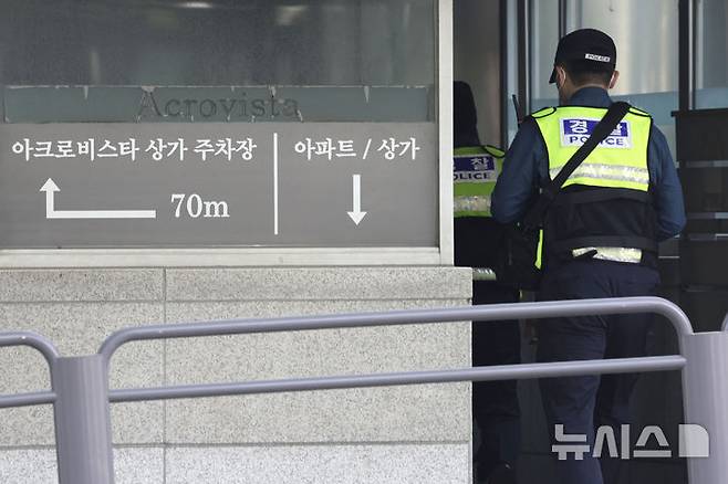 [서울=뉴시스] 최동준 기자 = 검찰이 윤석열 전 대통령 사저에 대한 압수수색에 착수한 30일 서울 서초동 아크로비스타에 경찰이 경계 근무를 서고 있다. 2025.04.30. photocdj@newsis.com