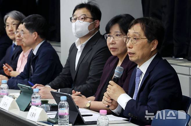 [서울=뉴시스] 홍효식 기자 = 이종태 한국의과대학·의학전문대학원협회(KAMC) 이사장이 30일 서울 종로구 서울대 치과병원 본관에서 열린 교육부-의대학장 회의에서 발언하고 있다. 2025.04.30. yesphoto@newsis.com