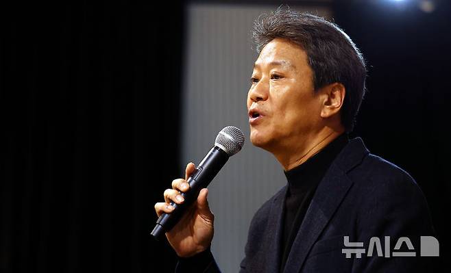 [서울=뉴시스] 박주성 기자 = 임종석 전 대통령 비서실장이 4일 오후 서울 중구 공간하제에서 ‘한반도 평화를 위한 제언‘이라는 주제로 희망래일 대륙학교 공개특강을 하고 있다. 2025.03.04. park7691@newsis.com