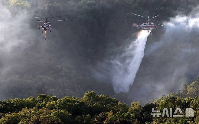 [대구=뉴시스] 이무열 기자 = 대구 북구 함지산 산불이 재발화한 30일 오후 대구 북구 산불 현장에서 헬기가 진화작업을 하고 있다. 2025.04.30. lmy@newsis.com