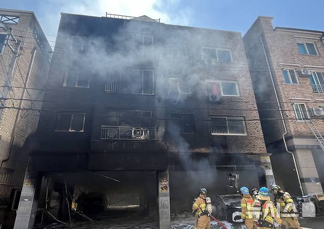 [전주=뉴시스] 김얼 기자 = 29일 전북 전주시 완산구에 위치한 한 빌라 건물 주차장의 차량에서 원인 불명의 화재가 발생해 연기가 피어오르고 있다. 2025.04.29. pmkeul@newsis.com