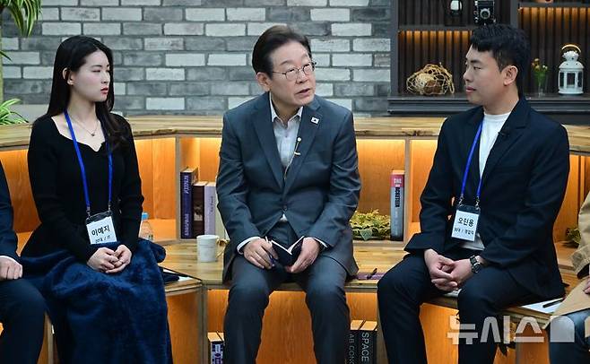 [서울=뉴시스] 국회사진기자단 = 이재명 더불어민주당 제21대 대통령 선거 후보가 30일 오후 서울 구로구 한 스튜디오에서 열린 슬기로운 퇴근생활 직장인 간담회에 참석해 직장인들의 고충을 듣고 답변하고 있다. 2025.04.30. photo@newsis.com