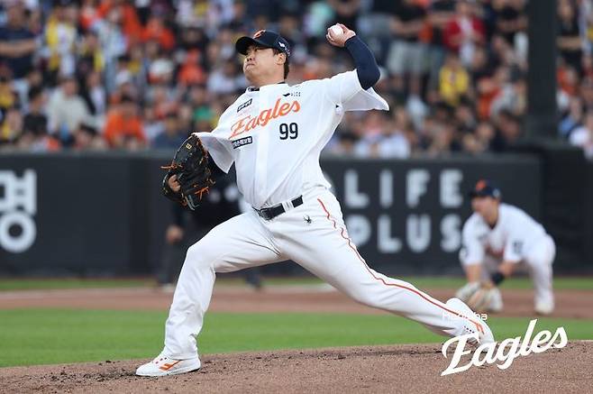 [서울=뉴시스] 황준선 기자 = 30일 대전 한화생명 볼파크에서 열린 프로야구 KBO 리그 LG 트윈스와 한화 이글스의 경기, 한화 선발 류현진이 투구하고 있다. (사진=한화 이글스 제공) 2025.04.30. photo@newsis.com *재판매 및 DB 금지