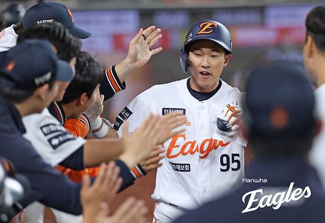 [서울=뉴시스] 황준선 기자 = 30일 대전 한화생명 볼파크에서 열린 프로야구 KBO 리그 LG 트윈스와 한화 이글스의 경기, 7회 말 한화 황영묵이 역전 투런 홈런을 친 뒤 동료들과 기뻐하고 있다. (사진=한화 이글스 제공) 2025.04.30. photo@newsis.com *재판매 및 DB 금지