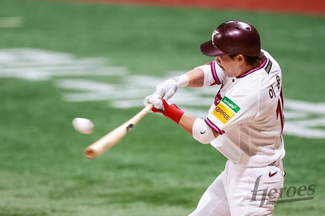 [서울=뉴시스] 프로야구 키움 히어로즈 이용규가 30일 고척스카이돔에서 열린 2025 신한 쏠뱅크 KBO리그 롯데 자이언츠와의 경기에서 안타를 치고 있다. (사진=키움 제공) 2025.04.30. *재판매 및 DB 금지