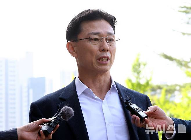 [서울=뉴시스] 박주성 기자 = 고위공직자범죄수사처(공수처)가 해병대 채상병 사망 의혹 사건의 핵심 피의자인 임성근 전 해병대 1사단장의 휴대전화 포렌식 선별작업을 재개하기로 한 30일 오전 임성근 전 사단장이 포렌식 참관 을 위해 경기 과천시 공수처로 출석 전 취재진의 질문에 답하고 있다. 2025.04.30. park7691@newsis.com