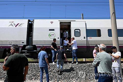 스페인 코르도바 인근에서 정차한 고속열차에서 내리는 시민들 [AFP 연합뉴스 자료사진. 재판매 및 DB 금지]