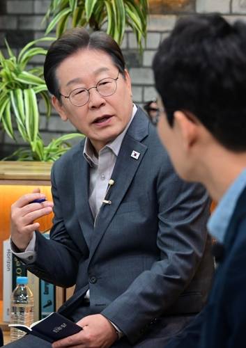 직장인 간담회서 답변하는 이재명 후보 [자료: 연합뉴스]