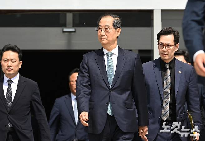 지난 24일 한덕수 대통령 권한대행 국무총리가 서울 여의도 국회에서 2025년도 제1회 추경예산안에 대한 정부 시정연설을 마치고 국회를 나서고 있는 모습. 윤창원 기자