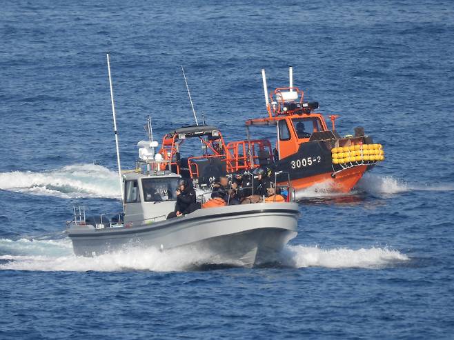 해안경찰이 3005함 단정 이용 도주선박과 선원을 붙잡은 모습. 태안해경 제공