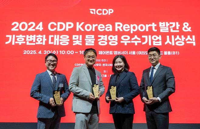 (왼쪽부터) 현대차 안전기획실 정재목 실장과 경영전략3실장 황동철 상무, 기아 탄소중립전략팀 조형주 팀장과 안전환경센터 정현우 책임매니저가 '2024 CDP 코리아 어워드'에서 기념사진을 촬영하는 모습. 현대차기아 제공