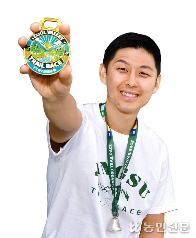 대회를 기획한 김영록 락앤런 대표가 메달을 들고 환히 웃고 있다. 장수=강재훈 프리랜서 기자, 락앤런 누리집