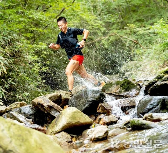 대회에 참가한 선수가 물 흐르는 계곡을 활기차게 달리고 있다.