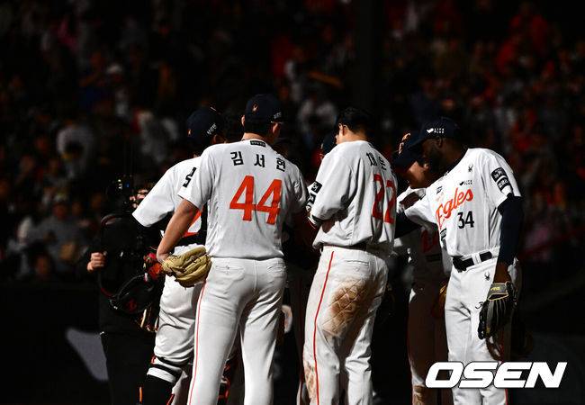 [OSEN=대전, 지형준 기자] 한화가 29일 대전 한화생명볼파크에서 열린 2025 신한 SOL Bank KBO리그 LG와의 홈경기를 3-2로 승리했다.&nbsp;선발투수 라이언 와이스가 6이닝&nbsp;4피안타(1피홈런) 2볼넷 2사구 3탈삼진 2실점으로 최근 4경기 연속 승리를 거두며&nbsp;시즌 4승째를 올렸고, 심우준의 이적 첫 홈런이 결승타가 됐다. 이진영도 동점 솔로 홈런 포함 멀티 출루 활약을 했다.&nbsp;평일 야간 경기에도 시즌 12번째 대전 홈경기 만원 관중(1만7000명) 앞에서&nbsp;3연승을 달린&nbsp;한화는 시즌 18승13패를 마크, 1위 LG(20승10패)에 2.5경기 차이로 따라붙으며 9연전 스타트를 기분 좋게 끊었다. 반면 시즌 첫 3연패에 빠진 LG는 최근 8경기 2승6패로 기세가 완전히 꺾였다.&nbsp;경기를 마치고 한화 선수들이 승리 하이파이브를 하고 있다. 2025.04.29 /jpnews@osen.co.kr