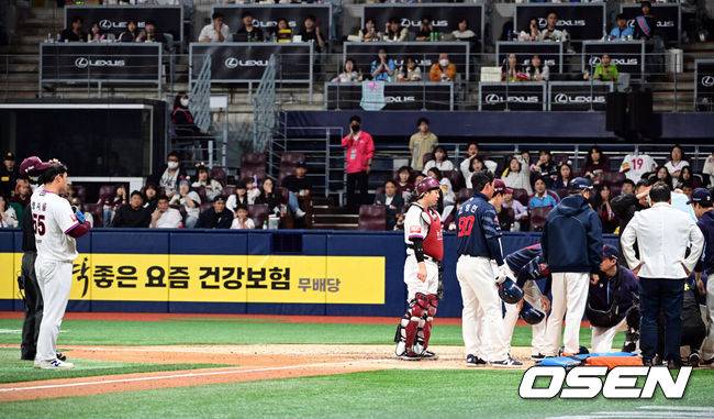 [OSEN=고척, 조은정 기자]29일 오후 서울 고척스카이돔에서 ‘2025 신한 SOL BANK KBO리그’  키움 히어로즈와 롯데 자이언츠의 경기가 진행됐다.이날 경기에서 키움은 김윤하를, 롯데는 반즈를 선발투수로 내세웠다.7회초 1사 1,2루 롯데 전민재가 키움 양지율에게 헤드샷을 맞은 뒤 들것에 실려나가고 있다. 걱정하는 양지율(왼쪽). 2025.04.29 /cej@osen.co.kr