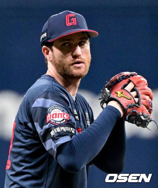 [OSEN=고척, 조은정 기자]29일 오후 서울 고척스카이돔에서 ‘2025 신한 SOL BANK KBO리그’  키움 히어로즈와 롯데 자이언츠의 경기가 진행됐다.이날 경기에서 키움은 김윤하를, 롯데는 반즈를 선발투수로 내세웠다.1회말 롯데 선발 반즈가 역투를 하고 있다. 2025.04.29 /cej@osen.co.kr