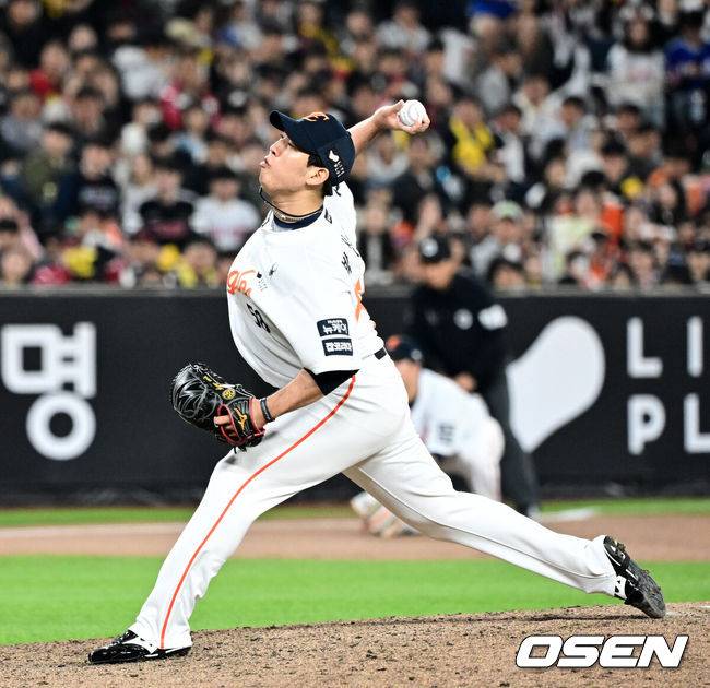 [OSEN=대전, 지형준 기자] 29일 대전 한화생명볼파크에서 2025 신한 SOL Bank KBO리그 한화 이글스와 LG 트윈스의 경기가 열렸다.이날 한화는 우완 라이언 와이스, LG는 좌완 송승기가 선발로 나섰다. 7회초 한화 박상원이 역투하고 있다. 2025.04.29 /jpnews@osen.co.kr