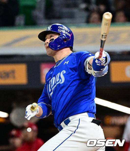 [OSEN=인천, 조은정 기자]30일 오후 인천 SSG랜더스필드에서 2025 신한 SOL Bank KBO리그 SSG 랜더스와 삼성 라이온즈 경기가 열렸다.이날 경기에 SSG는 문승원, 삼성은 원태인을 선발 투수로 내세웠다.7회초 삼성 선두타자 박병호가 좌월 동점 1점 홈런을 날리고 있다. 2025.04.30 /cej@osen.co.kr