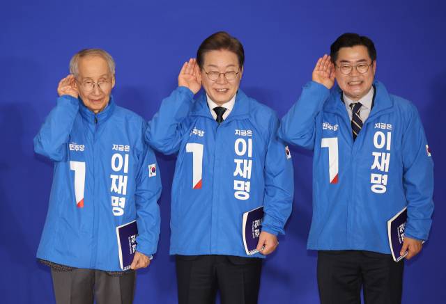 ▲30일 서울 여의도 국회 의원회관에서 열린 더불어민주당 제21대 대통령선거 '진짜 대한민국' 중앙선거대책위원회 출범식에서 이재명 대선 후보와 윤여준(왼쪽), 박찬대 상임총괄선대위원장(오른쪽)이 국민의 목소리에 귀를 기울이겠다는 의미의 '경청 퍼포먼스'를 하고 있다. ⓒ연합뉴스