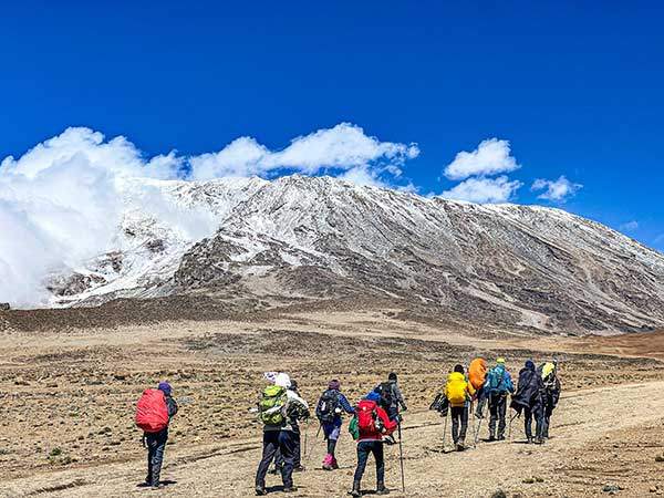 킬리만자로 정상을 향해 출발하는 모습.