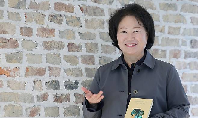 24일 서울 종로구 한 카페에서 만난 등단 30년 차의 황선미 작가는 “동화 쓰기는 어린이와 더불어 사는 집을 짓는 과정”이라고 말했다. 이재문 기자