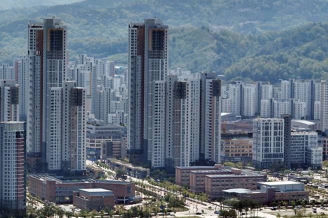 세종시 아파트 단지 전경.&nbsp;국회의사당·대통령 집무실 이전 공약이 이어지며 세종시 부동산 시장에 대한 기대감이 커지고 있다. 4월 아파트 실거래량은 전년 동기 대비 3배 가까이 급증하며 시장이 다시 요동치고 있다. 세종=연합뉴스