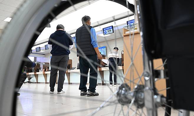 한 대학병원에서 환자들이 진료를 기다리고 있다. 뉴시스