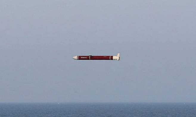 최현호에서 발사된 미사일이 날아가는 모습. 노동신문·뉴스1