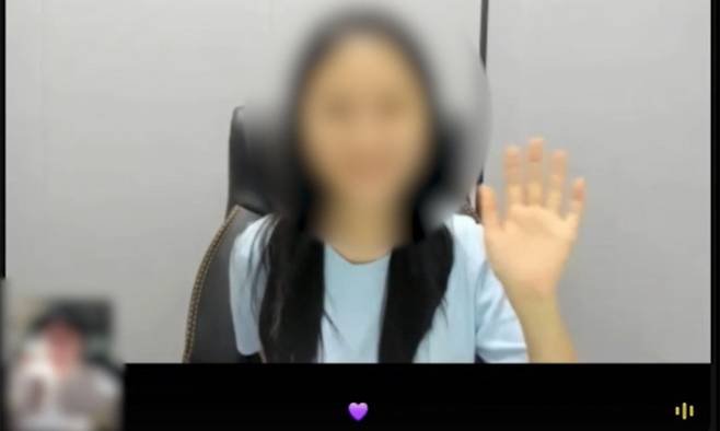 ‘로맨스 스캠’(연애빙자 사기) 조직이 피해자와 딥페이크로 만든 인물 영상으로 통화를 하는 모습. 울산경찰청 제공