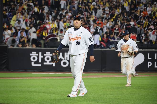 한화 류현진이 4회 초 LG트윈스의 공격을 끝내고 더그아웃으로 들어오고 있다. 연합뉴스