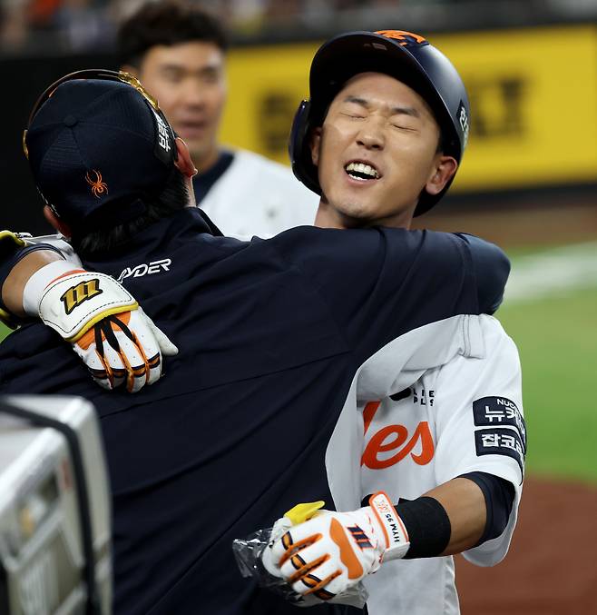 한화 황영묵이 7회말 1사 2루에서 역전 2점 홈런을 치며 더그아웃의 환영을 받고 있다. 뉴스1