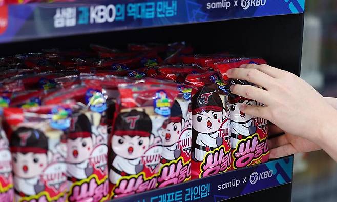 서울 송파구 잠실야구장 내 GS25 편의점에 진열된 ‘크보빵(KBO)’. 연합뉴스