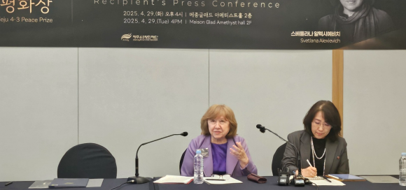 제6회 제주4·3평화상을 수상한 벨라루스 출신 작가 스베틀라나 알렉시예비치가 29일 메종글래드제주에서 열린 기자회견에서 질문에 답하고 있다. 제주 강동삼 기자