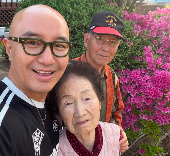 최근 배우 윤여정이 자신의 큰아들이 커밍아웃을 했으며, 미국에서 동성 결혼식을 진행했다고 밝혀 눈길을 끈 가운데, 방송인 홍석천이 자신이 과거 커밍아웃을 했을 당시 부모의 반응을 전했다. 홍석천 인스타그램 캡처