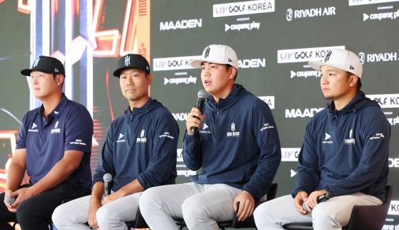 LIV 골프 코리아 팀 ‘아이언헤드’팀 기자회견 - LIV 골프 코리아 팀 ‘아이언헤드’팀 기자회견     (인천=연합뉴스) 임순석 기자 = LIV 골프 코리아 경기를 앞두고 30일 인천 송도 잭 니클라우스 골프클럽 코리아에서 열린 ‘아이언 헤드’팀 기자회견에서 장유빈이 취재진 질문에 답하고 있다. 왼쪽부터 대니 리, 케빈 나, 장유빈, 고즈마 지니치로. 2025.4.30     soonseok02@yna.co.kr (끝)   <저작권자(c) 연합뉴스, 무단 전재-재배포, AI 학습 및 활용 금지>