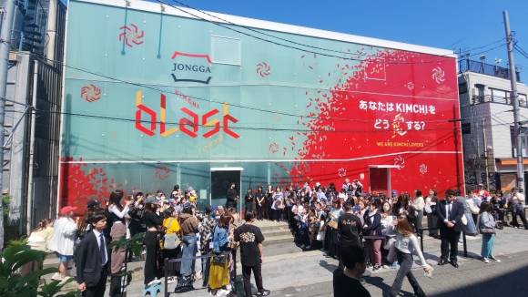 도쿄 시부야에 오픈한 대상의 김치 팝업 스토어 외관. 지난 29일 전시장을 찾은 방문객들의 긴 대기 행렬. 대상 제공
