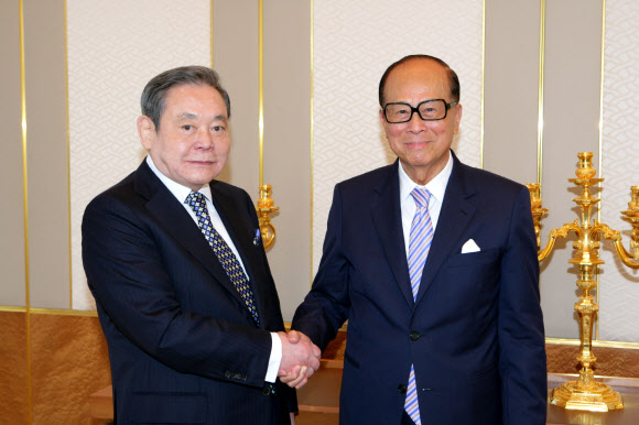 2012년 고 이건희 삼성그룹 회장과 리카싱(오른쪽) 청쿵그룹 창업자가 만난 모습. 서울신문 DB