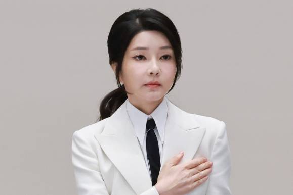 2024년 9월 13일 2024 파리 패럴림픽 선수단 격려 오찬에서 국기에 경례하는 김건희 여사. 2024.12.14 연합뉴스