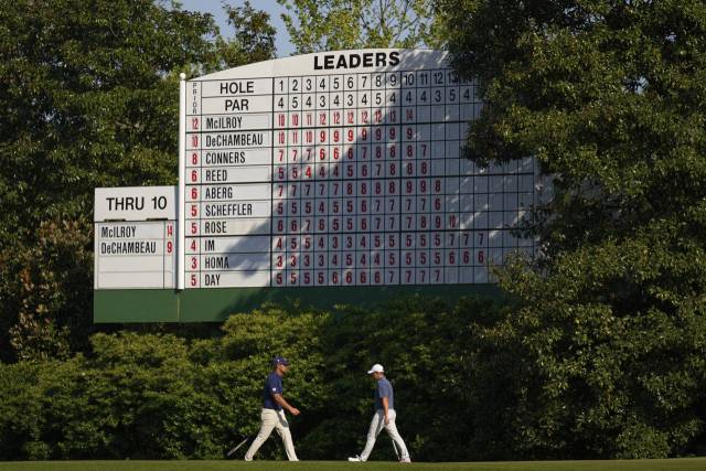 11번 홀의 디섐보(왼쪽)와 매킬로이. AP연합뉴스