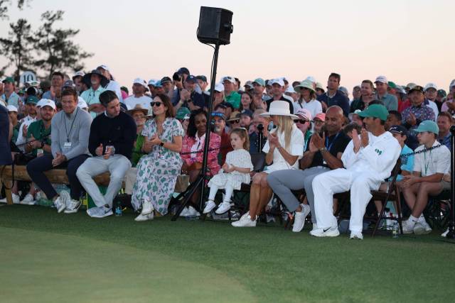 아빠가 우승 연설 중 자기 얘기를 하자 귀를 기울이는 딸 포피. 지난해 이혼 소송을 냈다가 취하하는 과정에서 어린 딸에게 미안함이 컸을 매킬로이는 이날 연설 중 딸에게 심심한 메시지를 보내기도 했다. AFP연합뉴스