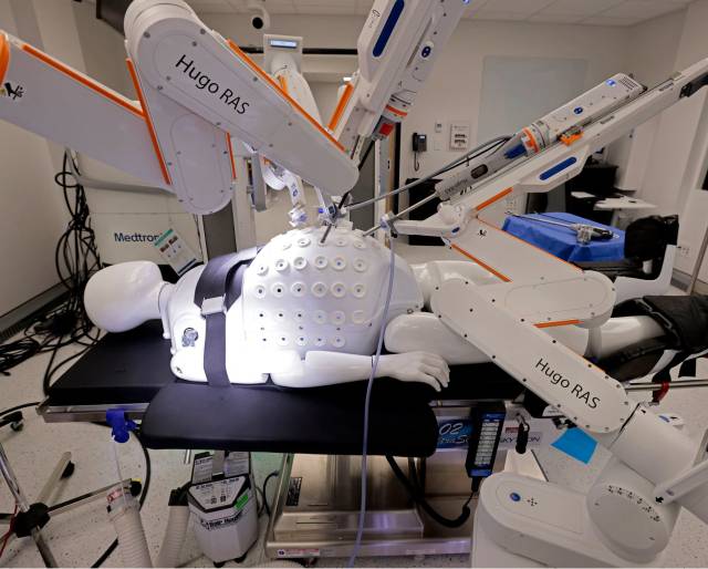 일론 머스크가 자신의 소셜미디어에 올린 로봇 수술 시스템. 머스크 X 캡처