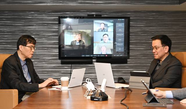 미국을 방문 중인 최상목 경제부총리 겸 기획재정부 장관과 이창용 한국은행 총재가 26일(현지시간) 미국 워싱턴DC에서 화상으로 김병환 금융위원장, 이복현 금융감독원장과 '거시경제금융현안간담회'(F4 회의)를 하고 있다. 사진제공=기획재정부