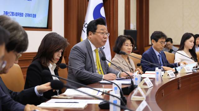 주형환(왼쪽 세번째) 저출산고령사회위원회 부위원장이 29일 서울 종로구 정부서울청사에서 열린 제11차 인구비상대책회의에서 발언하고 있다. 연합뉴스